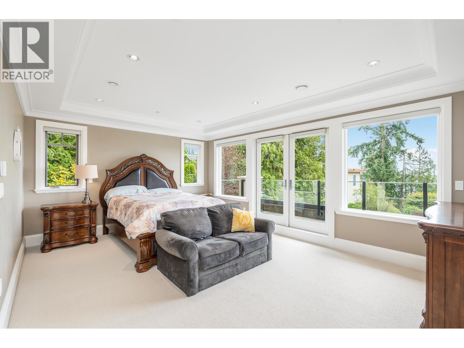 3918 SOUTHRIDGE AVENUE, West Vancouver