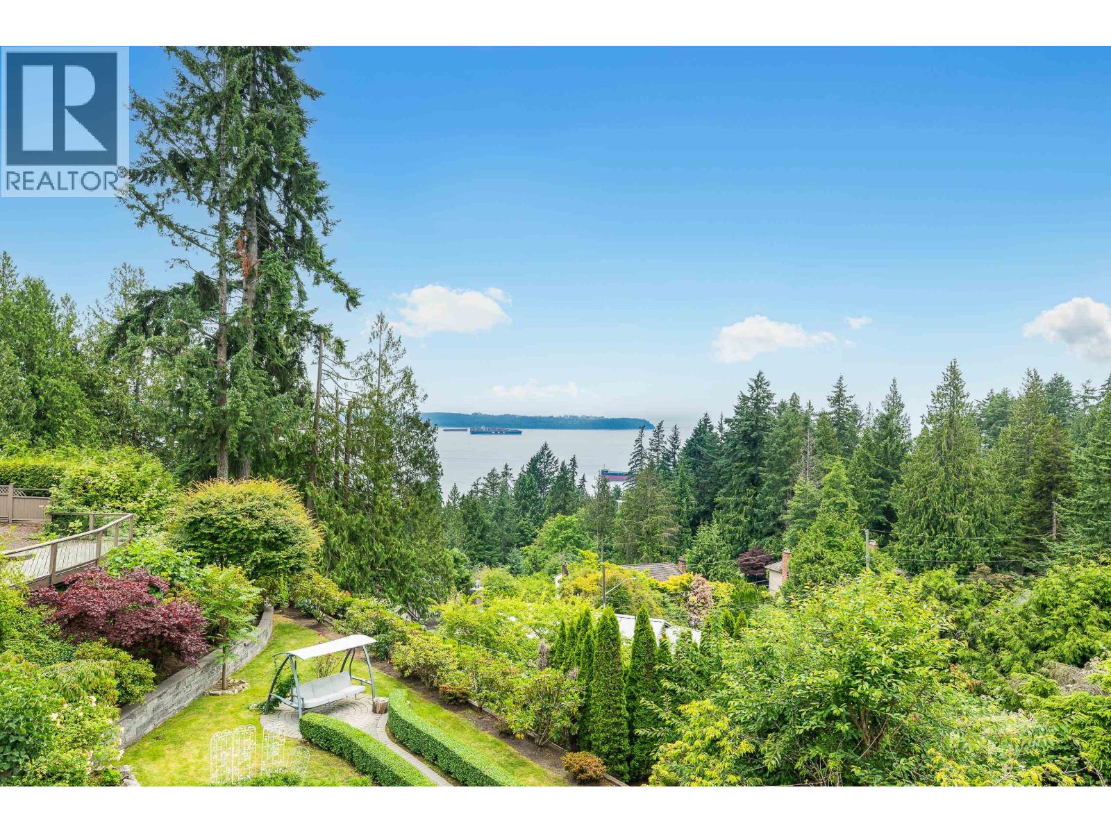3918 SOUTHRIDGE AVENUE, West Vancouver