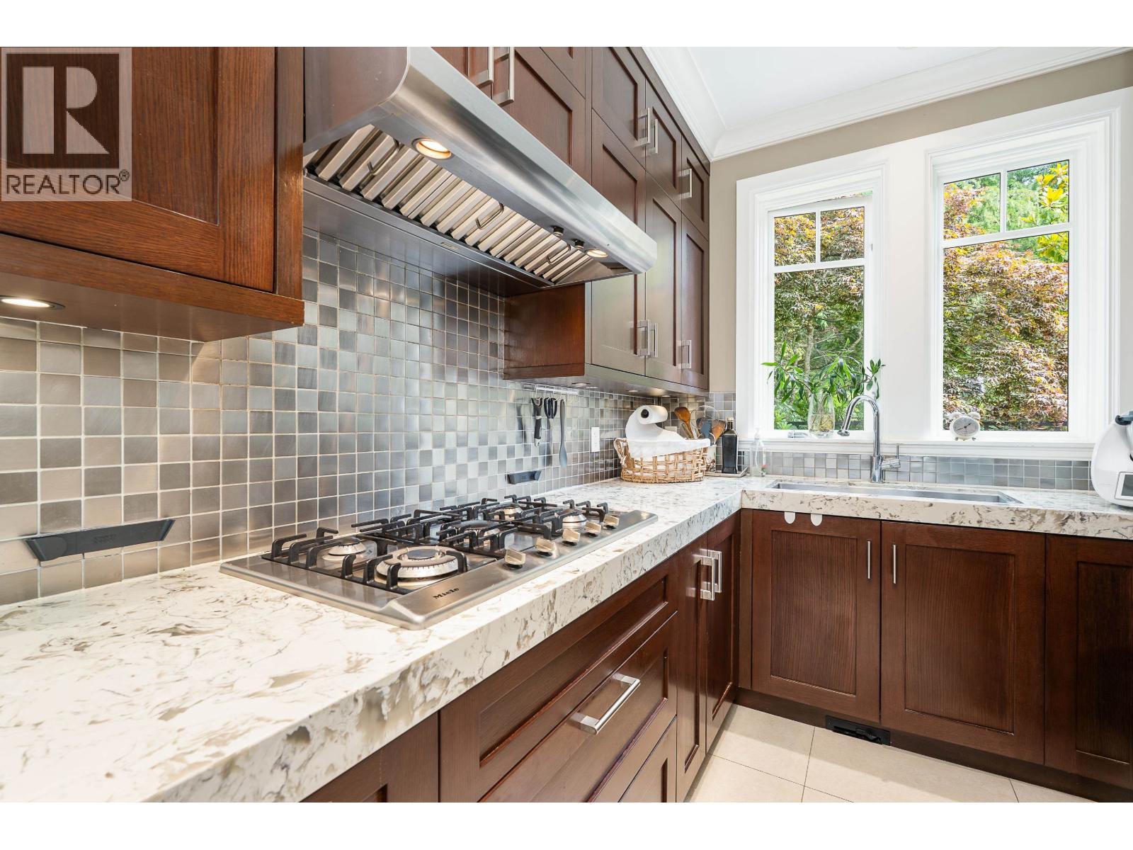 3918 SOUTHRIDGE AVENUE, West Vancouver