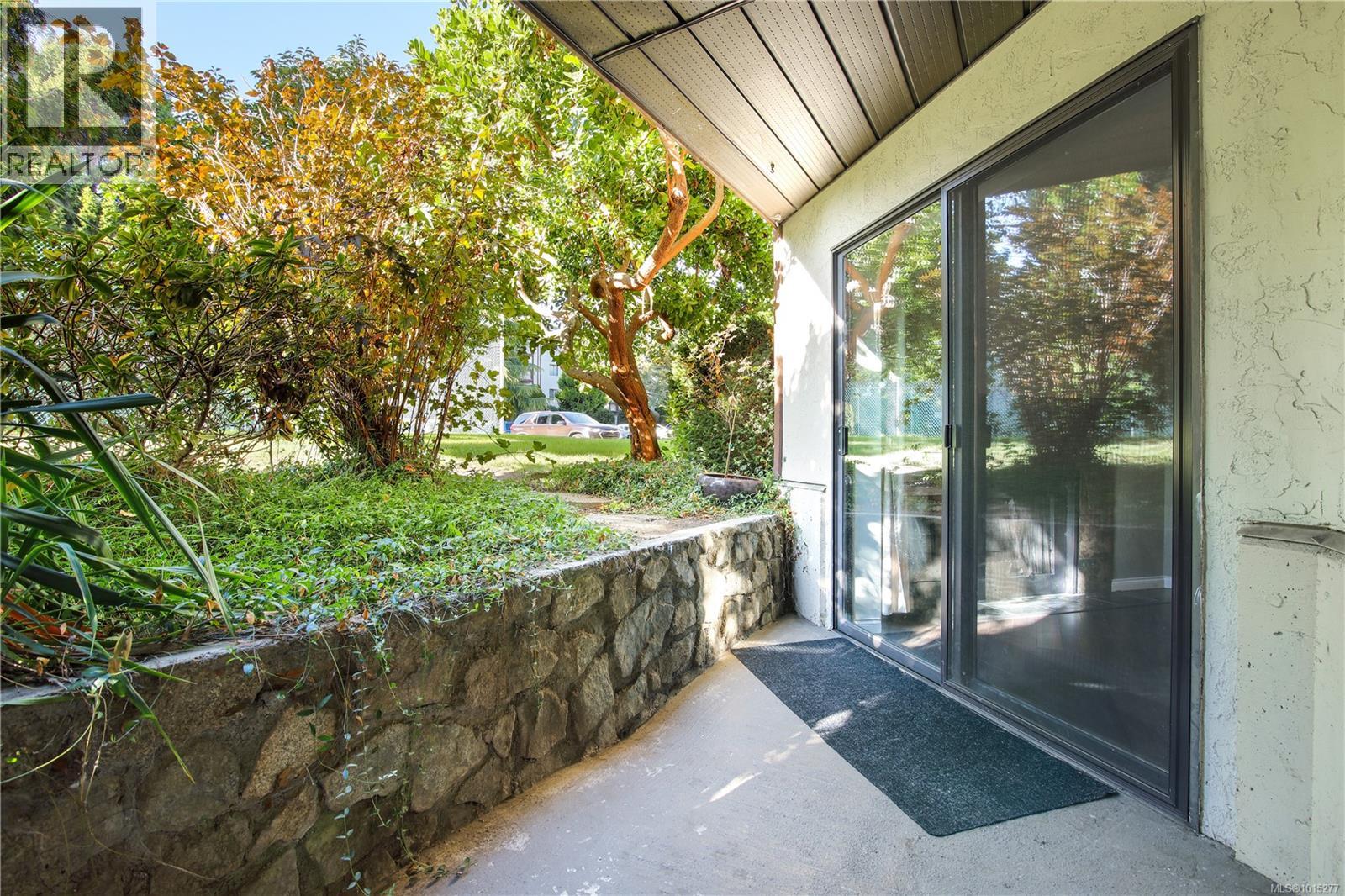 105 73 Gorge Road West, Saanich