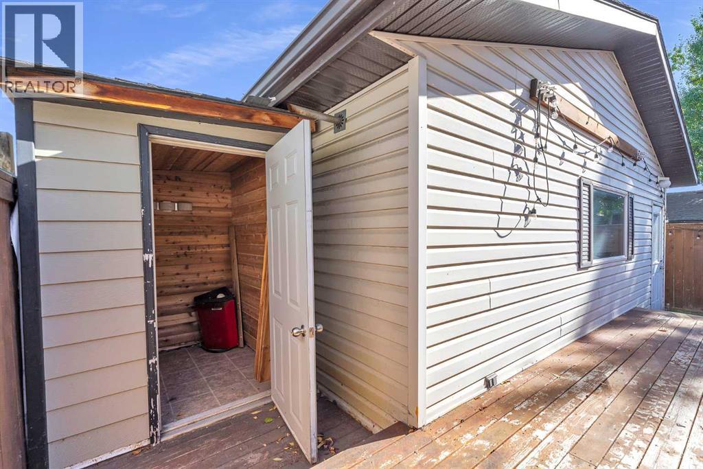 Single Family House 4 Level for Sale in  MT. Aberdeen Close SE McKenzie Lake Calgary 