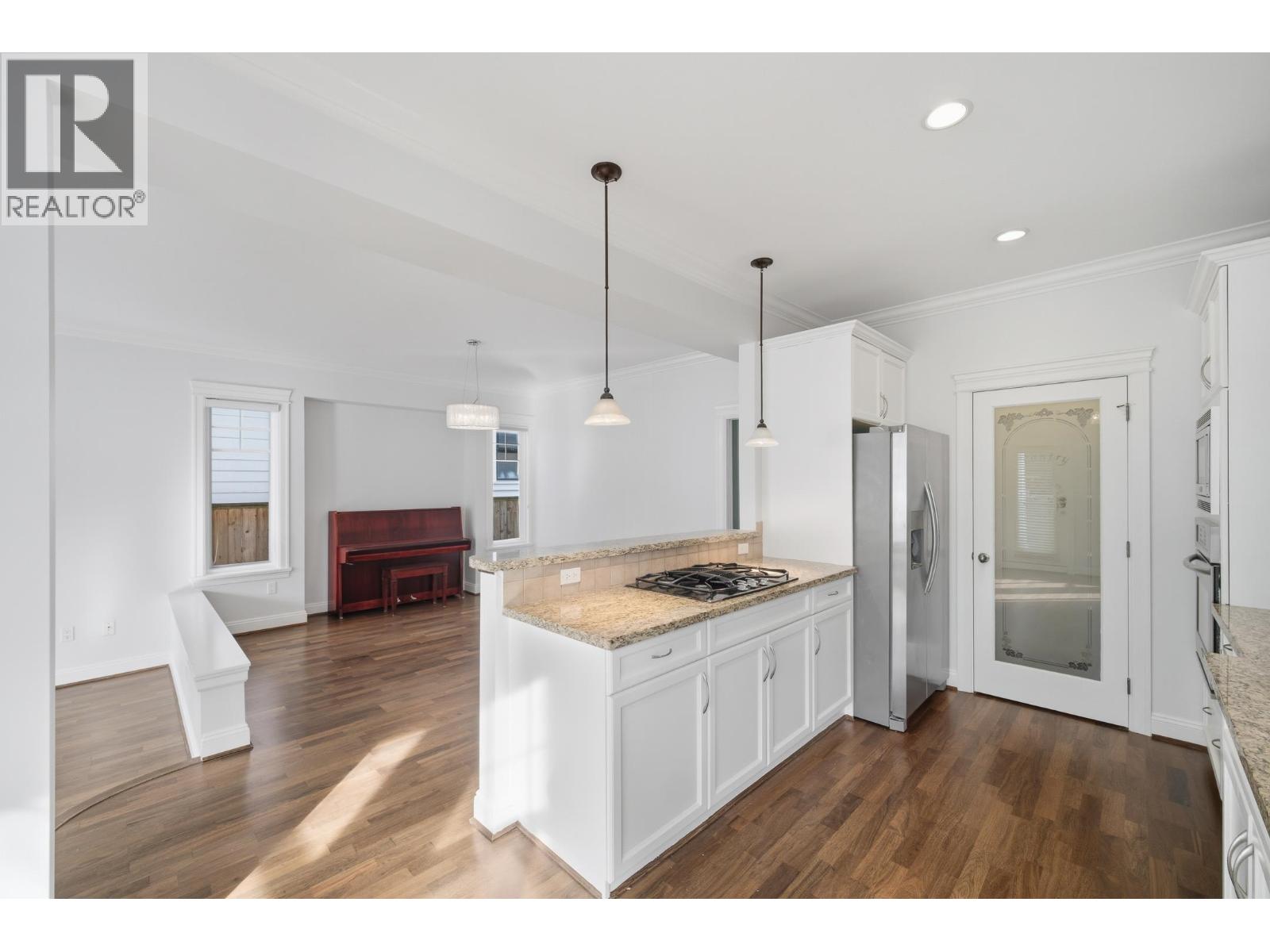 2411 GEORGE STREET, North Vancouver