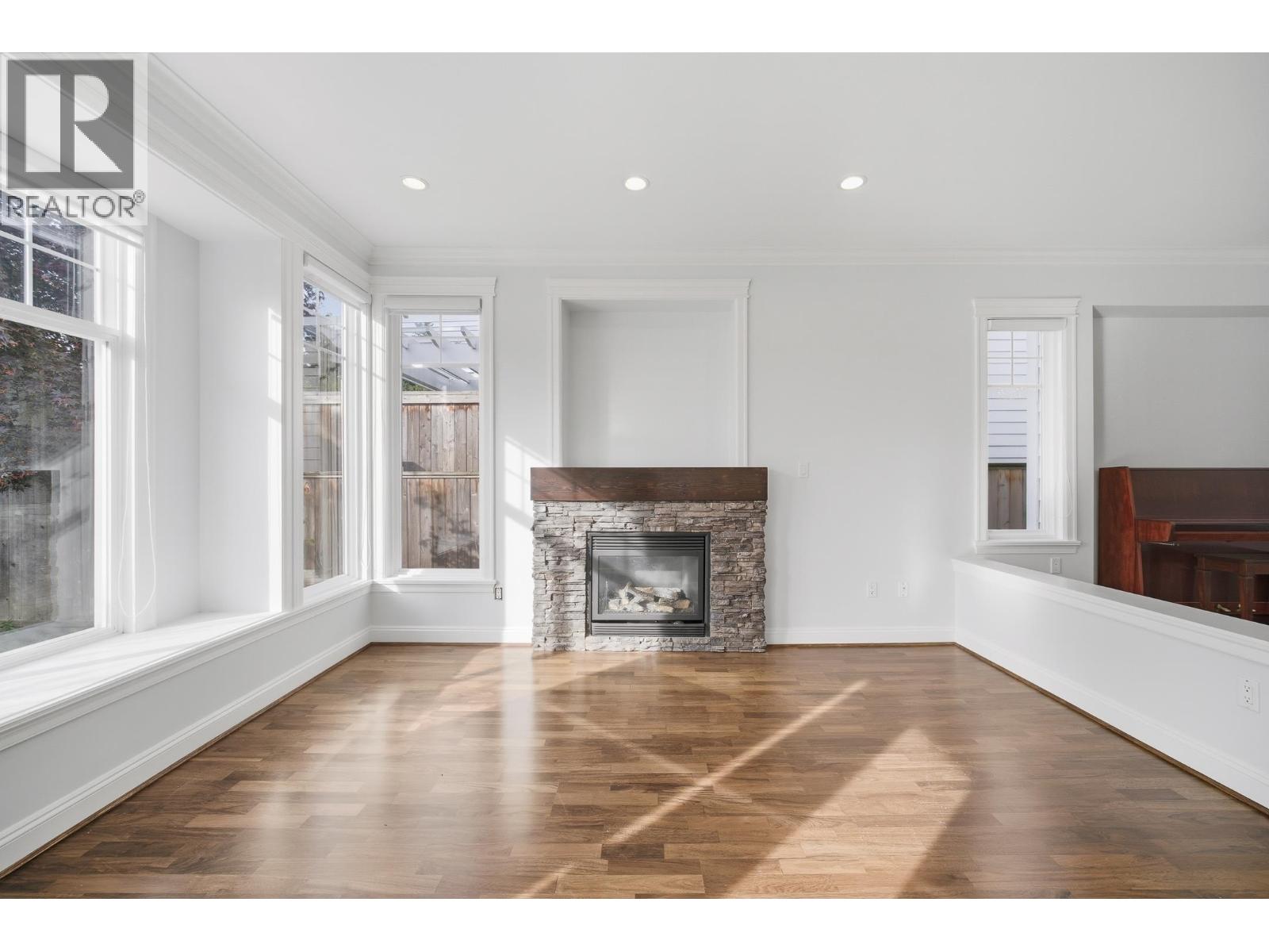 2411 GEORGE STREET, North Vancouver