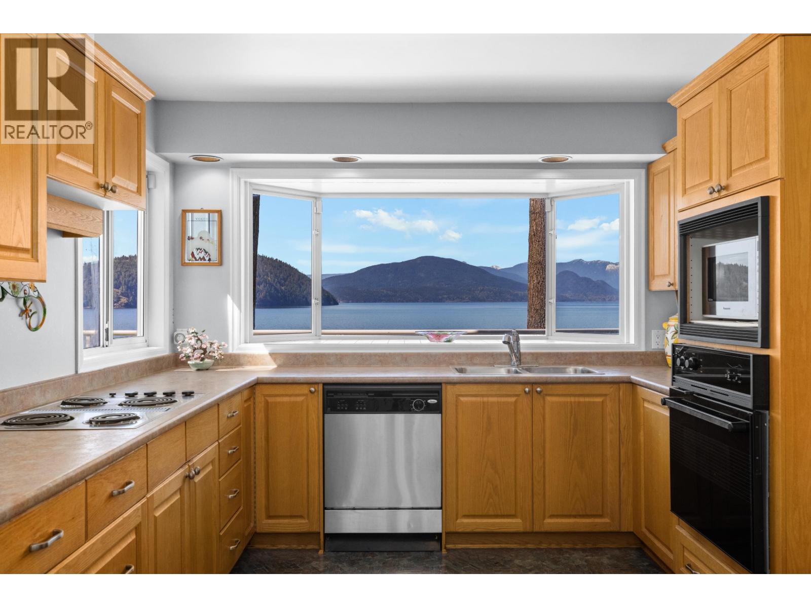 4 STRACHAN POINT ROAD, West Vancouver