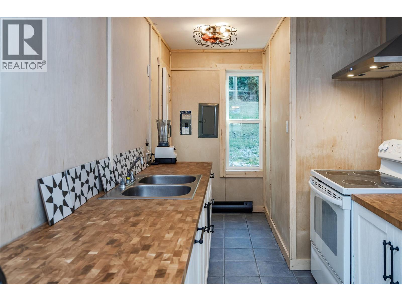 7635 ROSS Road, Nelson