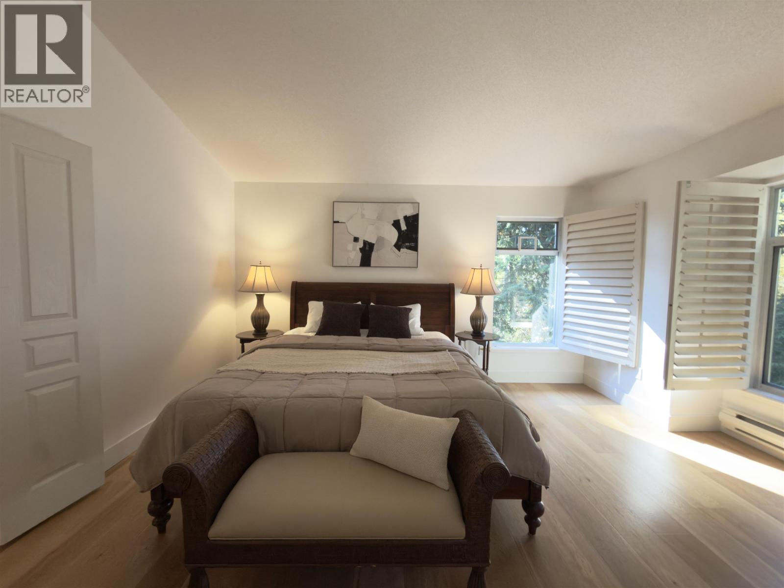 1190 STRATHAVEN DRIVE, North Vancouver