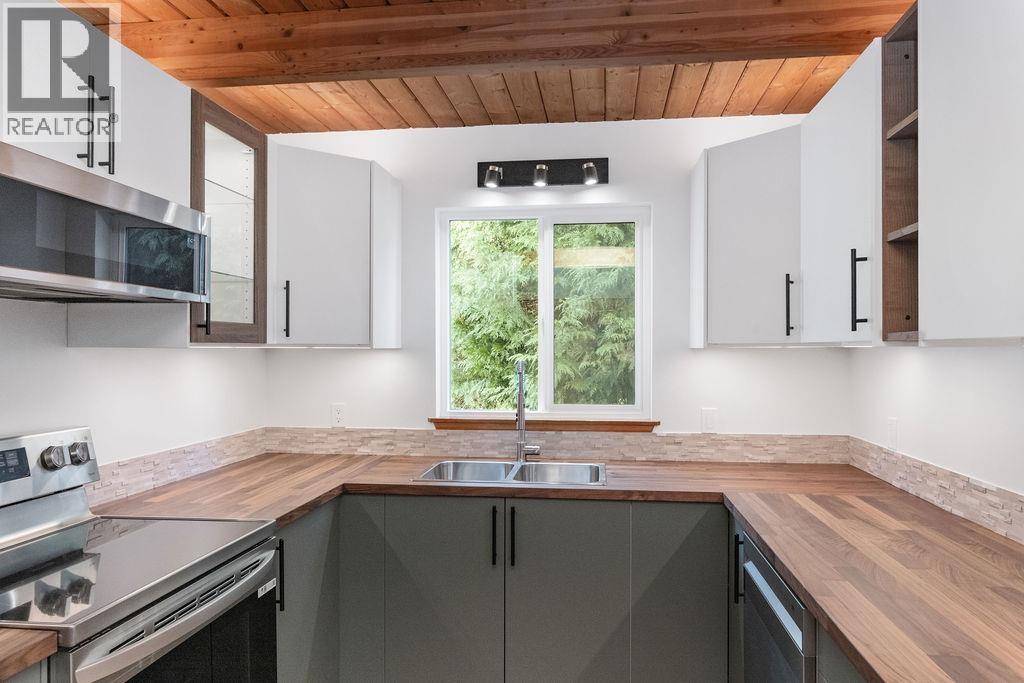 6176 SOUTH GALE AVENUE, Sechelt