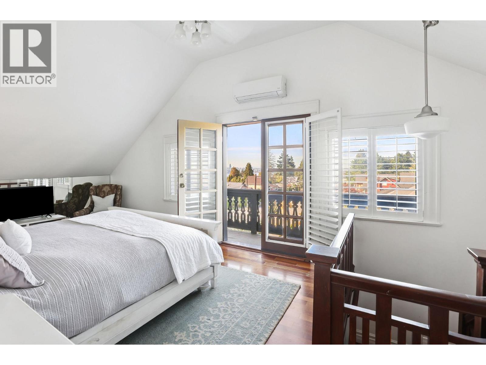 745 GRAND BOULEVARD, North Vancouver