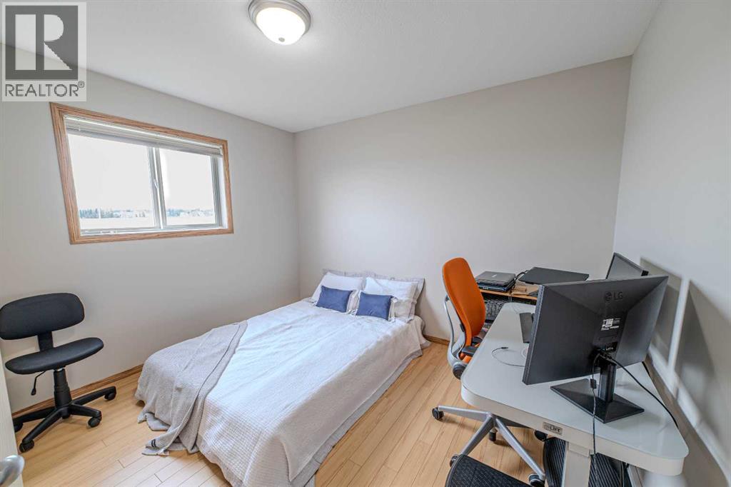 Single Family House for Sale in  Somerglen Common SW Somerset Calgary 