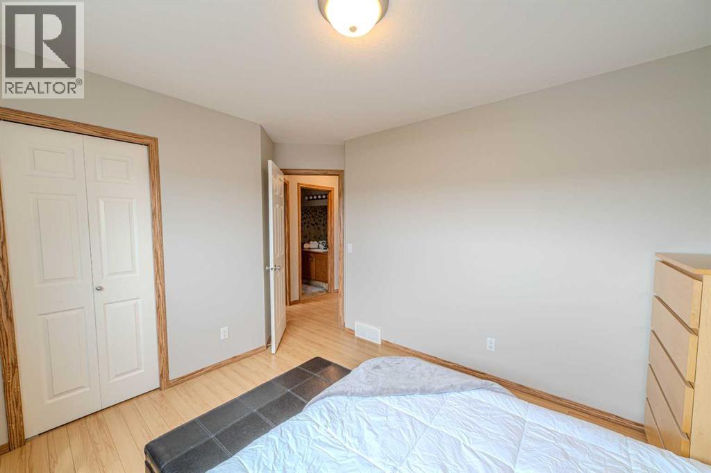 Single Family House for Sale in  Somerglen Common SW Somerset Calgary 