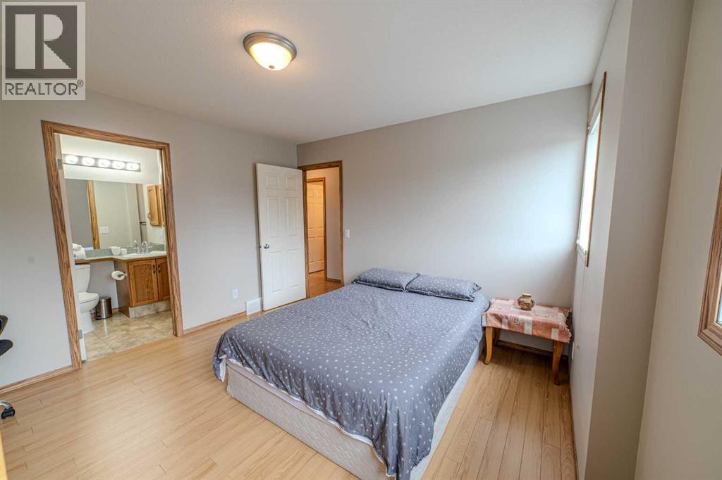 Single Family House for Sale in  Somerglen Common SW Somerset Calgary 