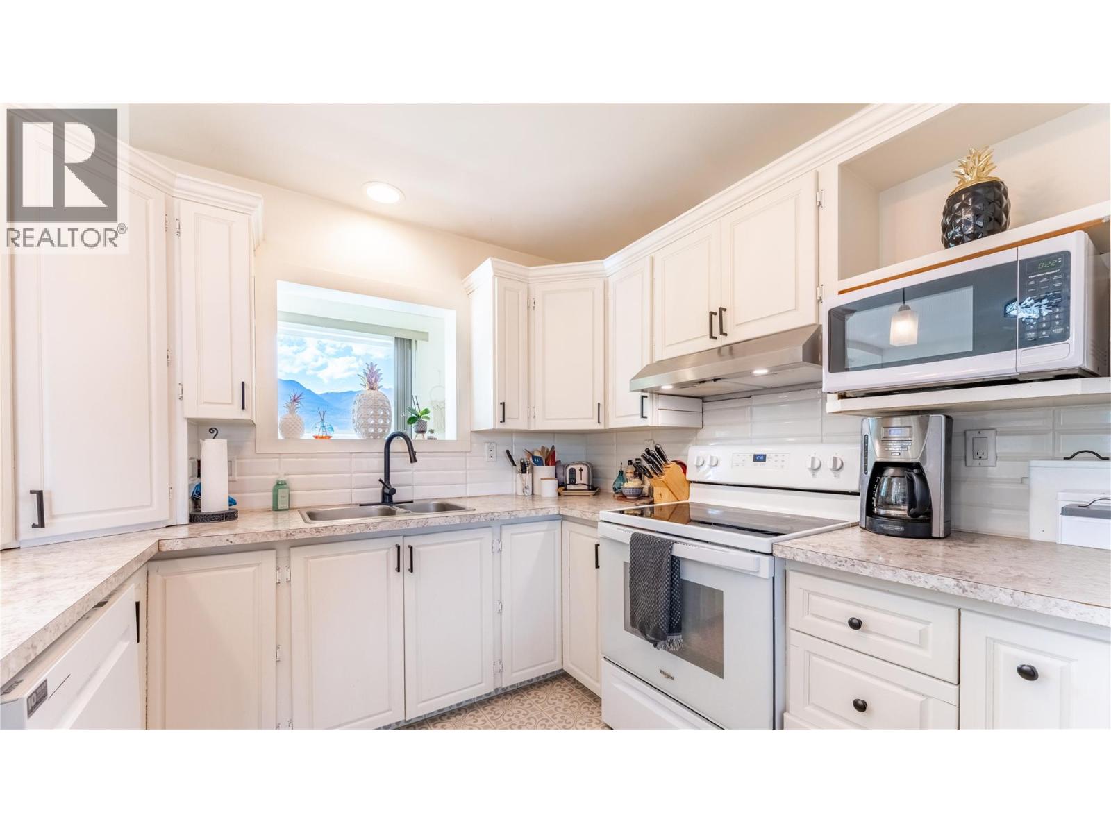 1529 RUSSEL AVENUE - 7