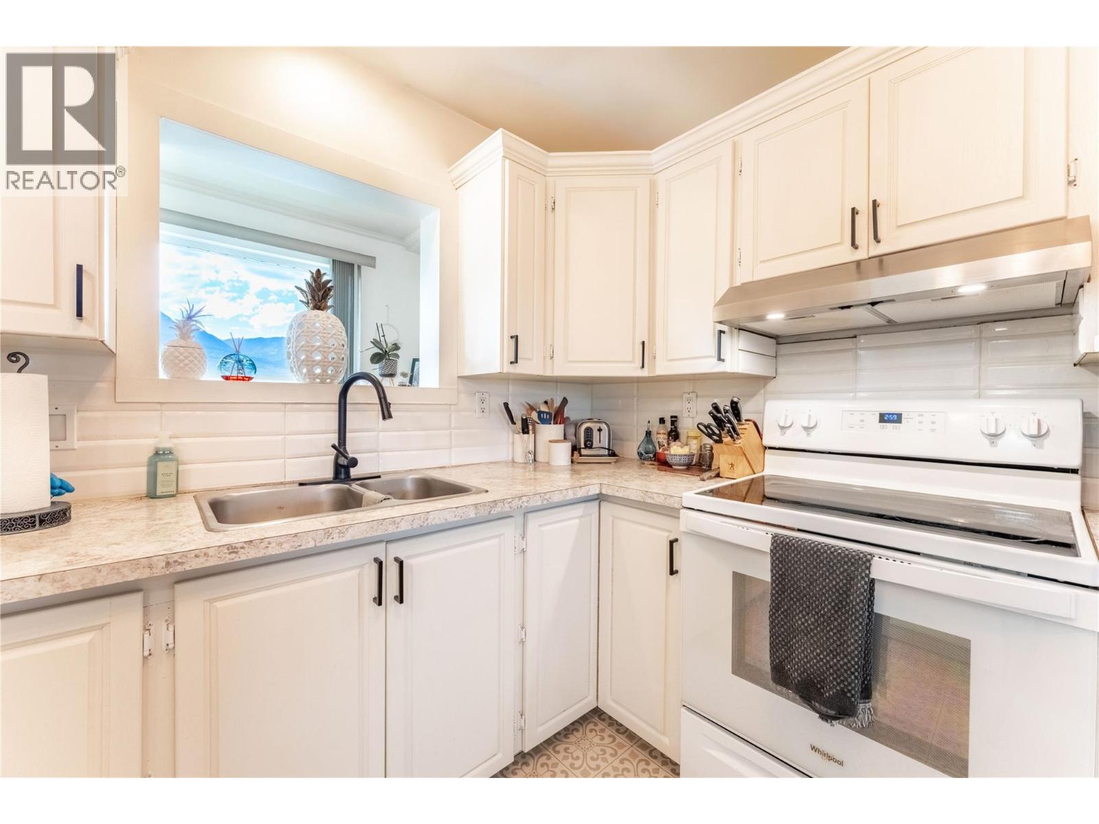 1529 RUSSEL AVENUE - 9