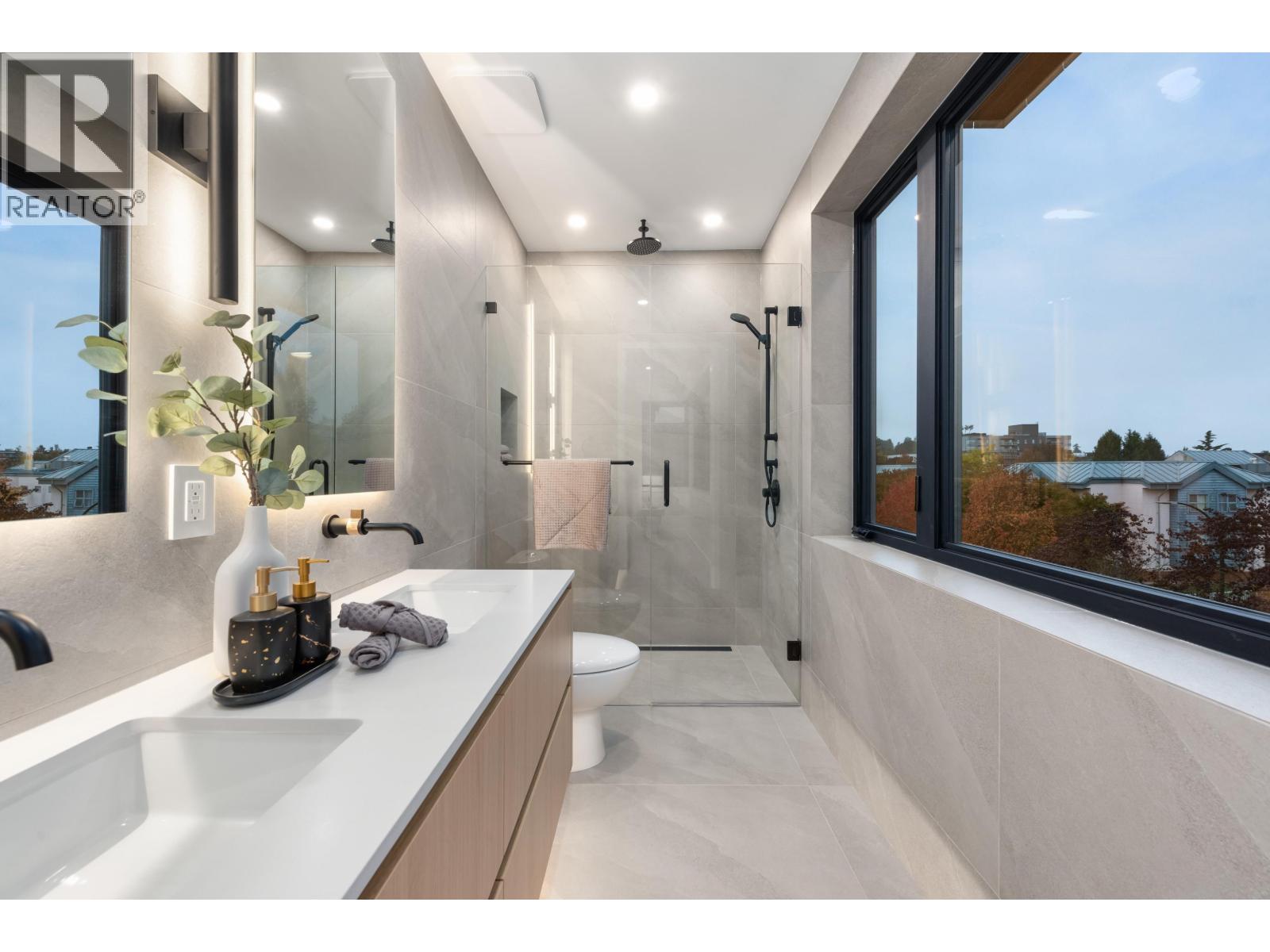 1 312 E 37 AVENUE, Vancouver