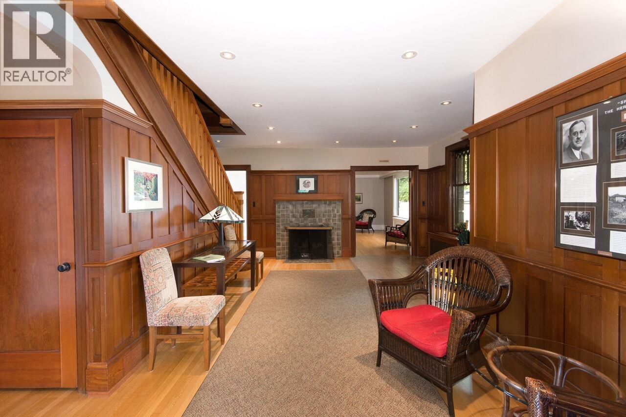 810 235 KEITH ROAD, West Vancouver