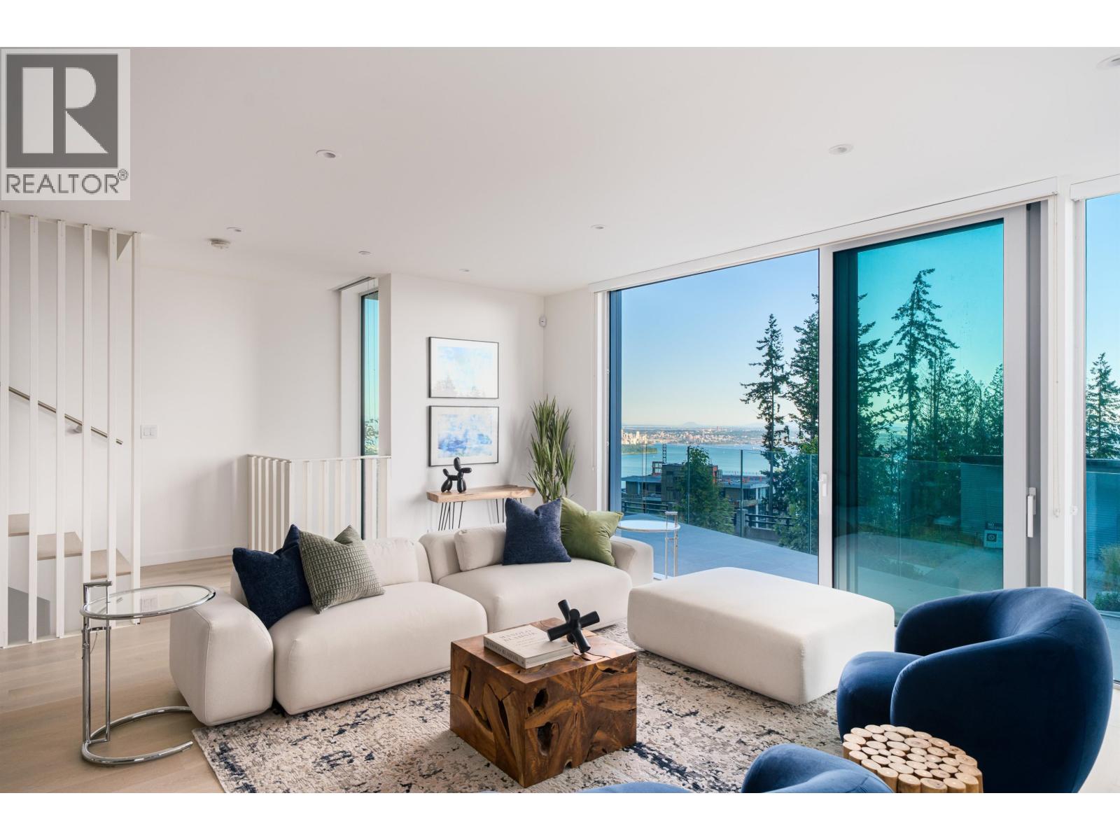 3317 CHIPPENDALE ROAD, West Vancouver