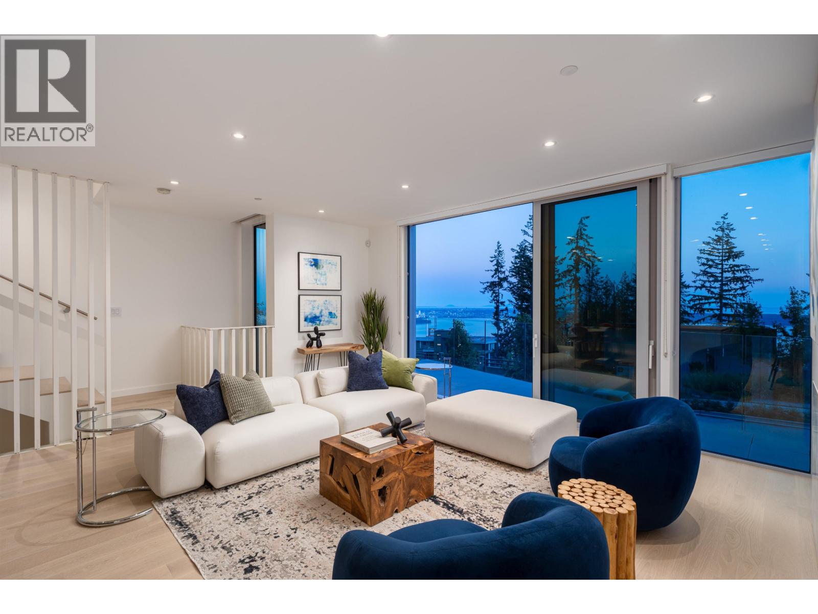 3317 CHIPPENDALE ROAD, West Vancouver