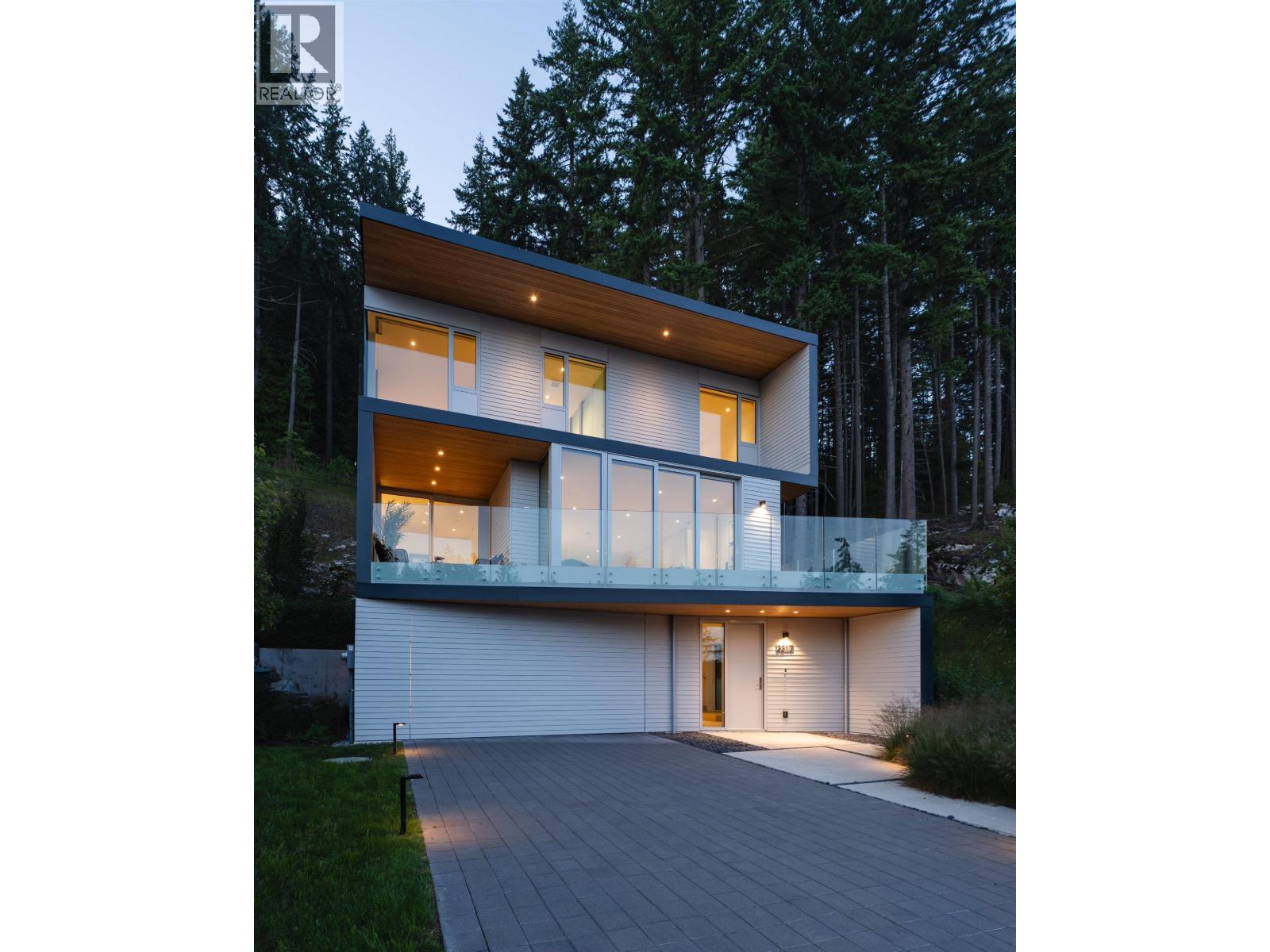 3317 CHIPPENDALE ROAD, West Vancouver