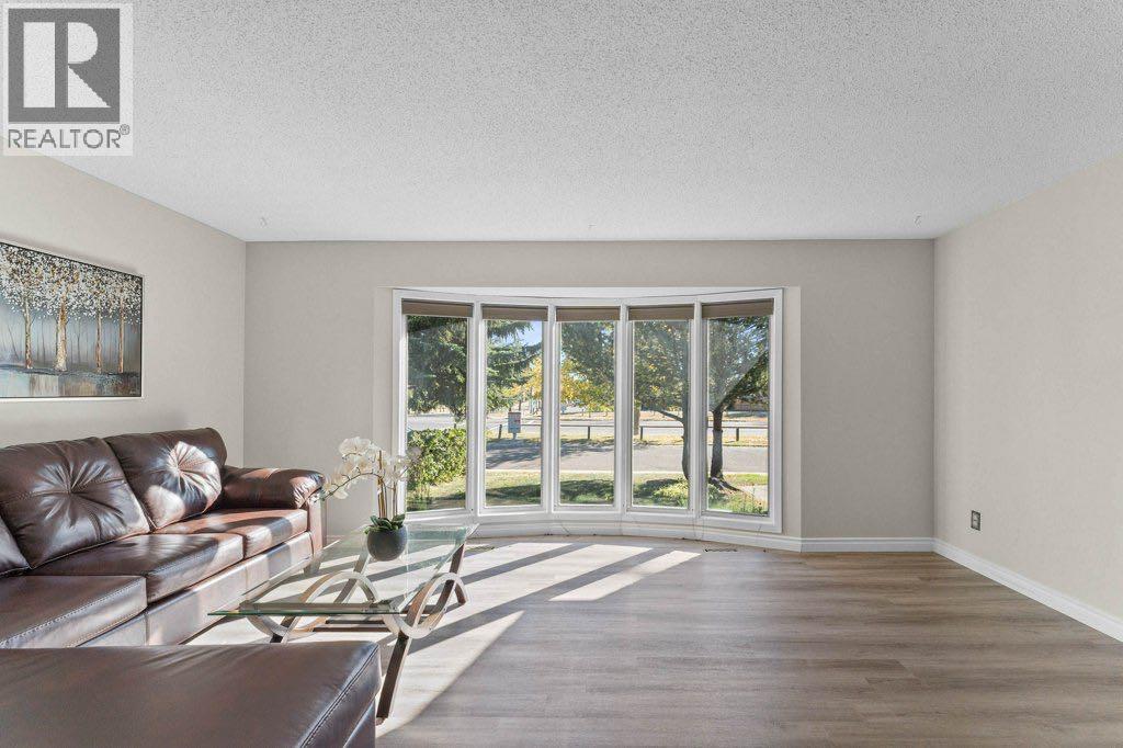 Single Family House for Sale in  Woodmont Way SW Woodbine Calgary 
