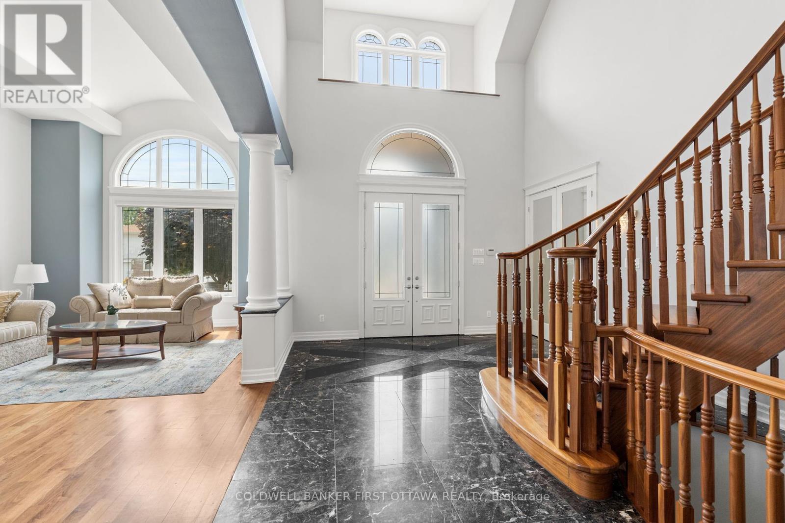Ceramic tile front foyer w dbl closet.