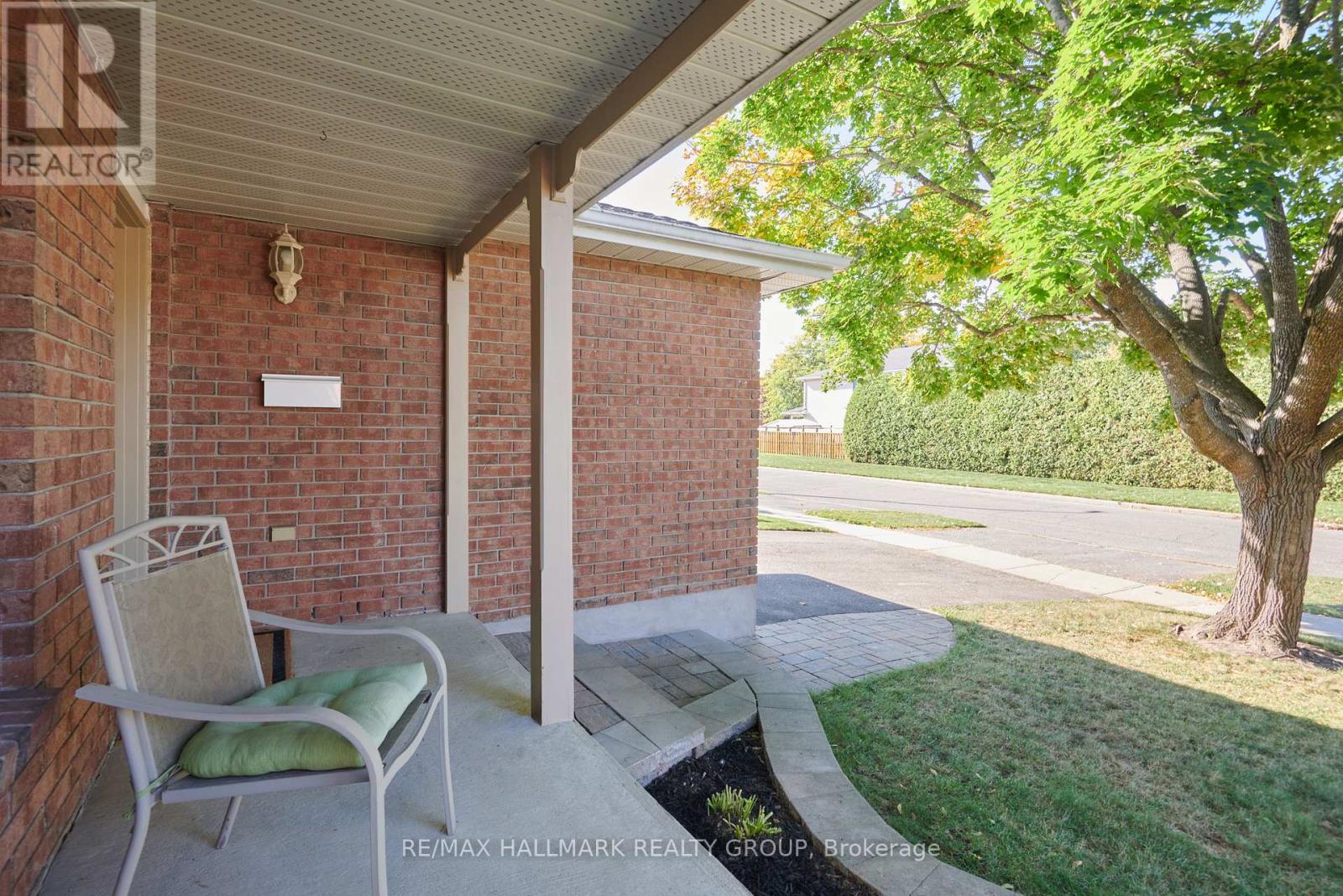 FRONT | no direct front neighbours, mature Maple