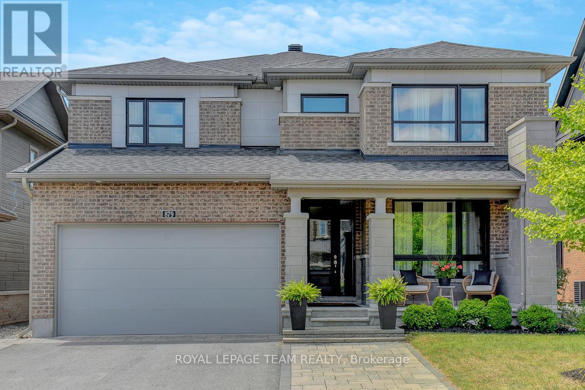 879 Percival Crescent features a versatile design.