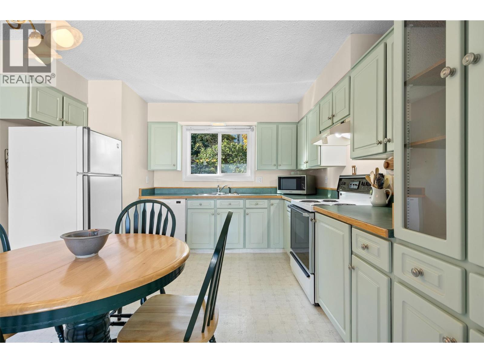  10212 Happy Valley Road, Summerland