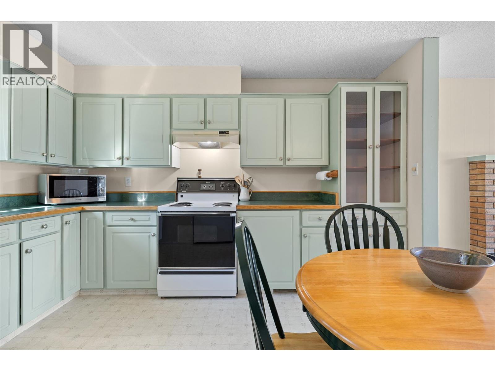  10212 Happy Valley Road, Summerland