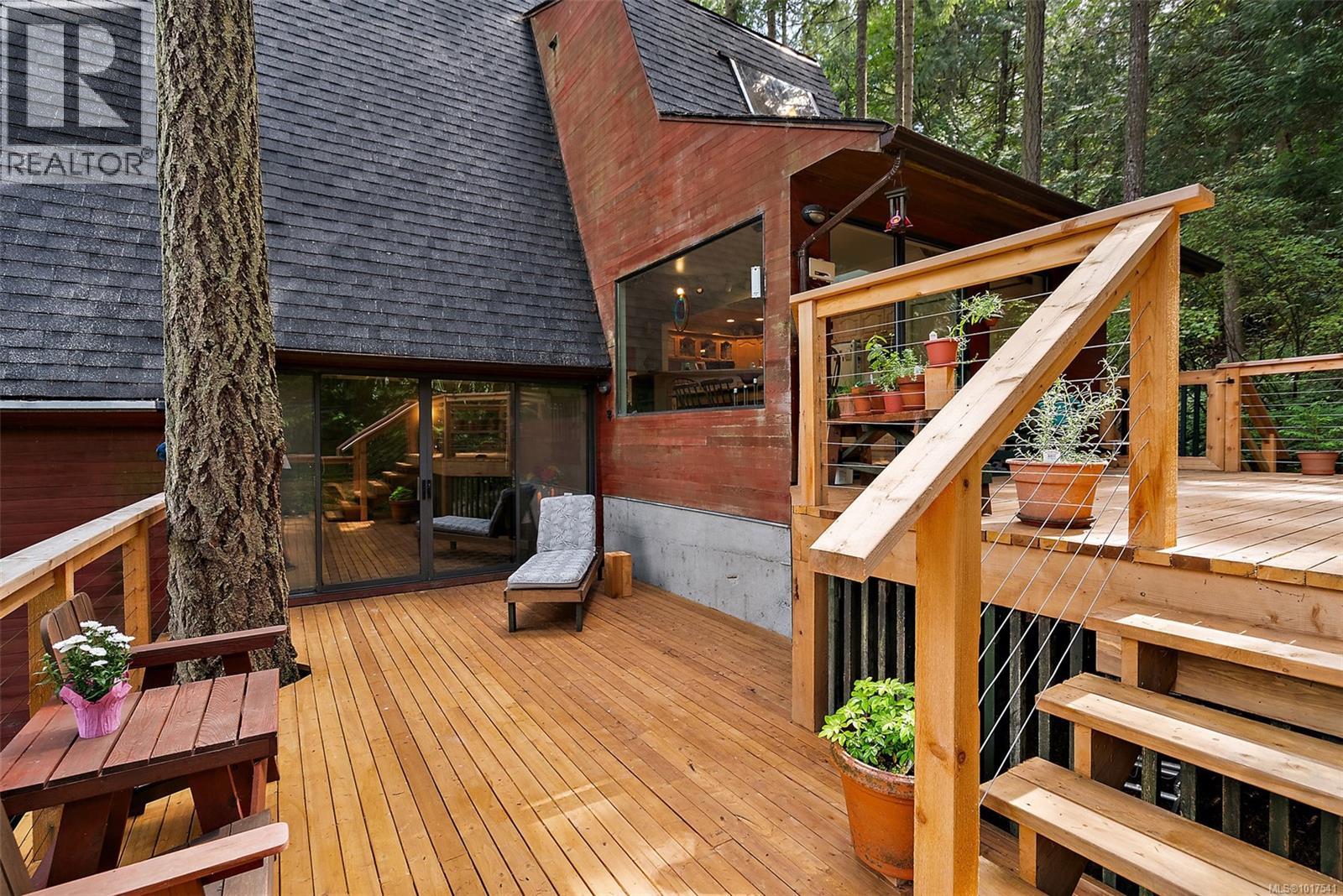  1465 Lands End Road, North Saanich