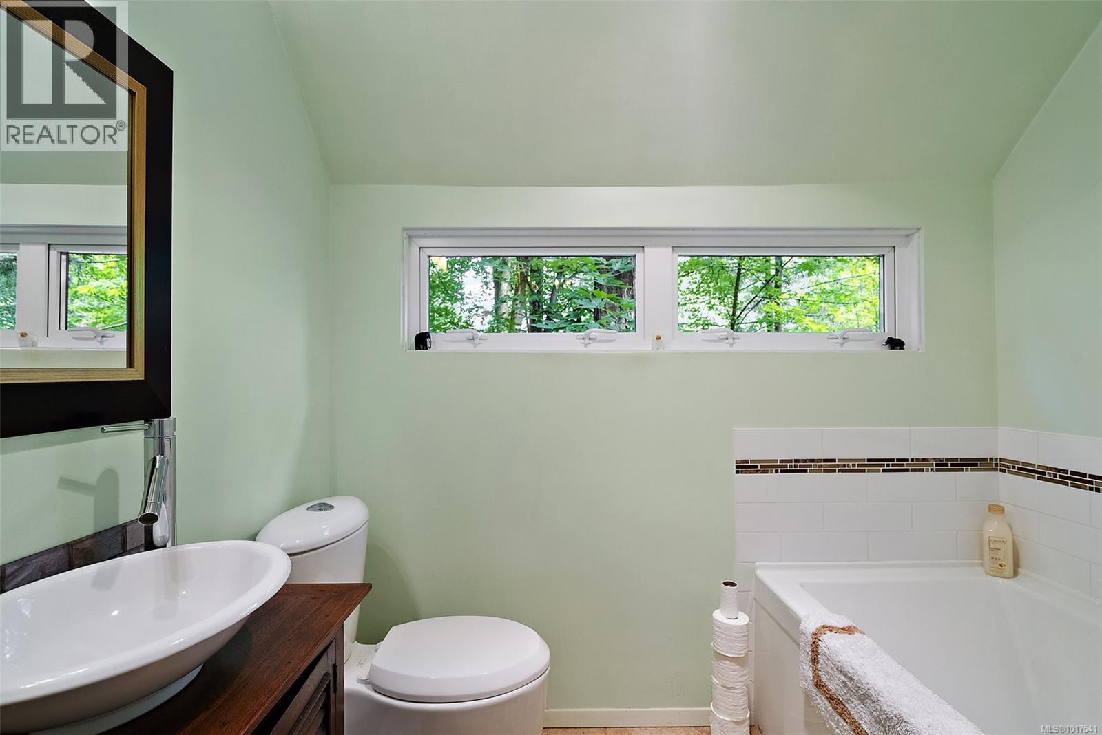  1465 Lands End Road, North Saanich