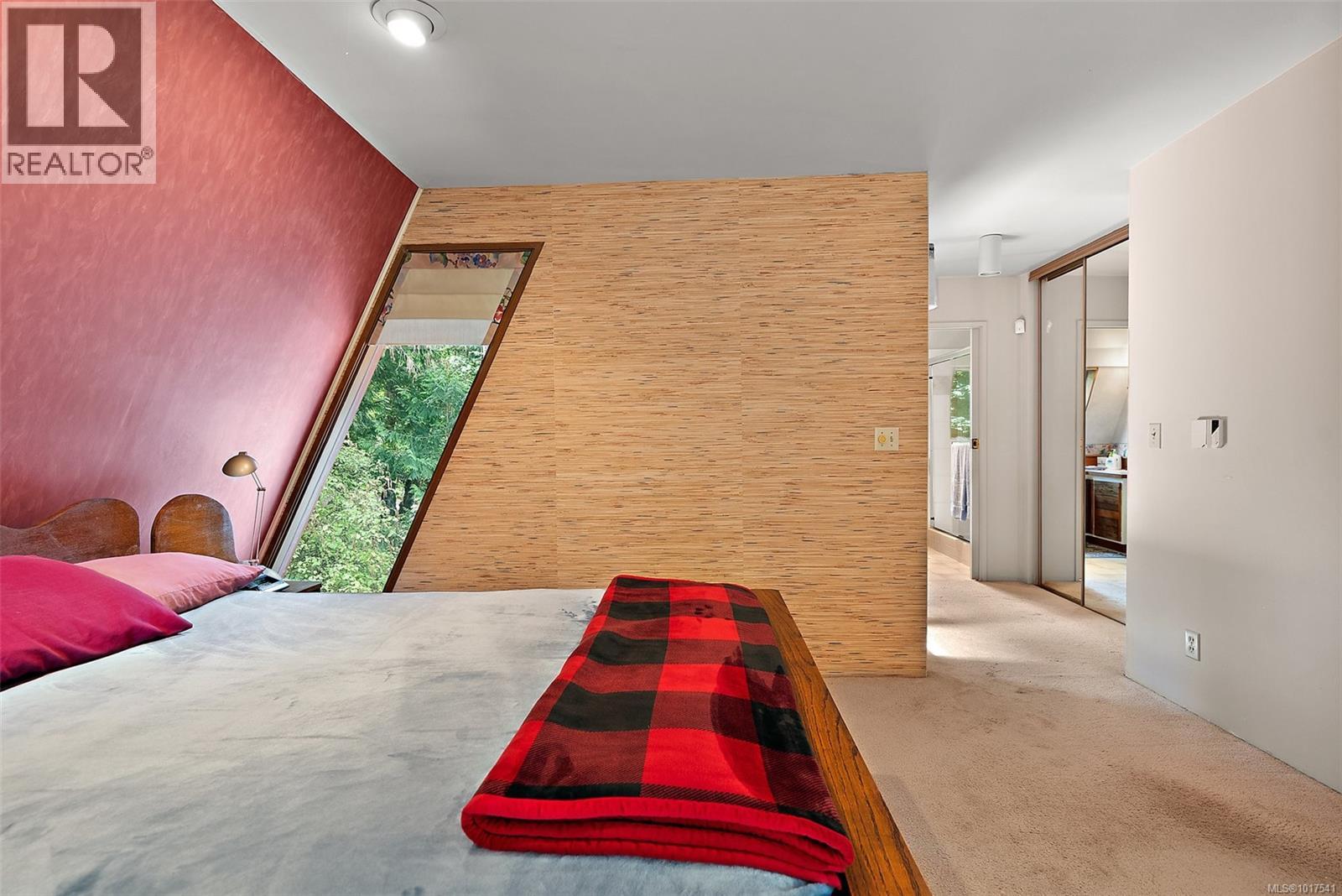  1465 Lands End Road, North Saanich