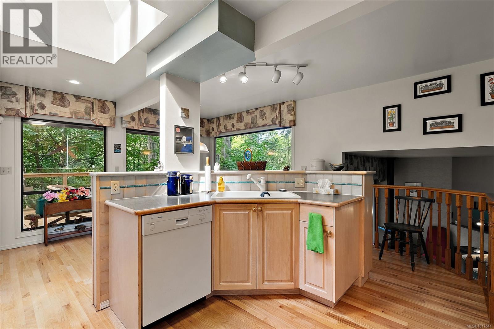  1465 Lands End Road, North Saanich