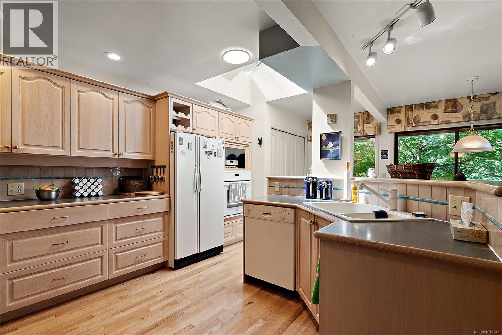 1465 Lands End Road, North Saanich