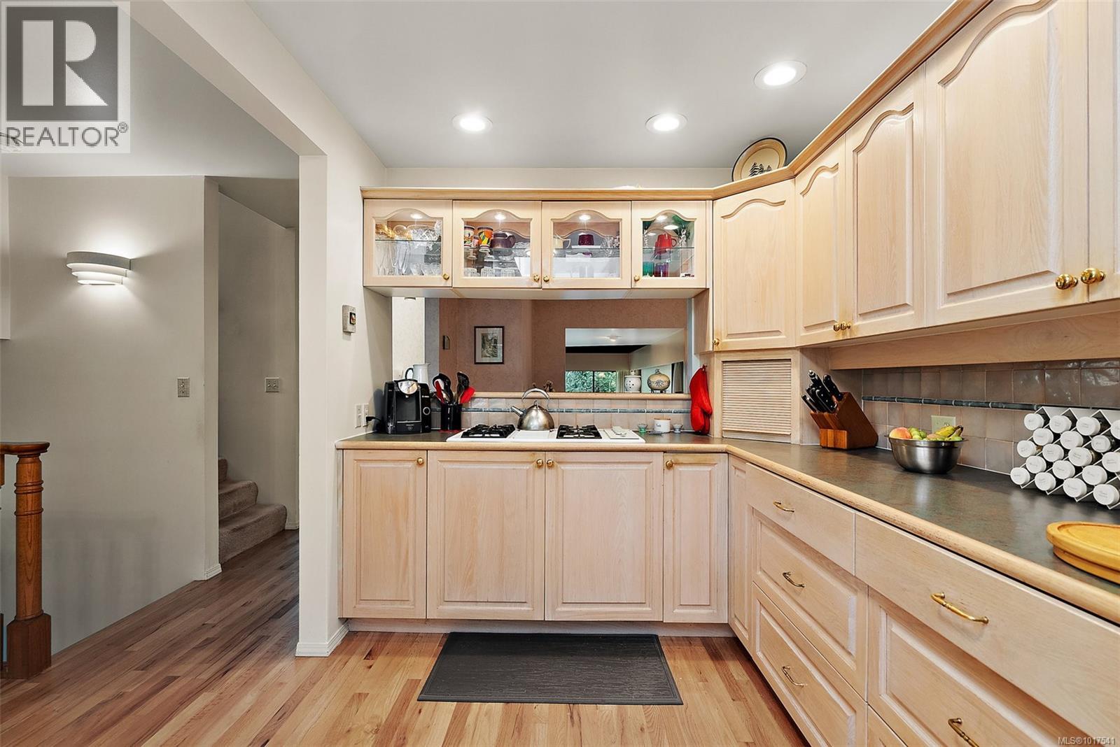  1465 Lands End Road, North Saanich