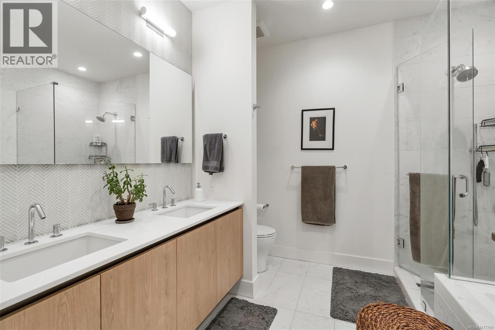 201 888 Government Street, Victoria