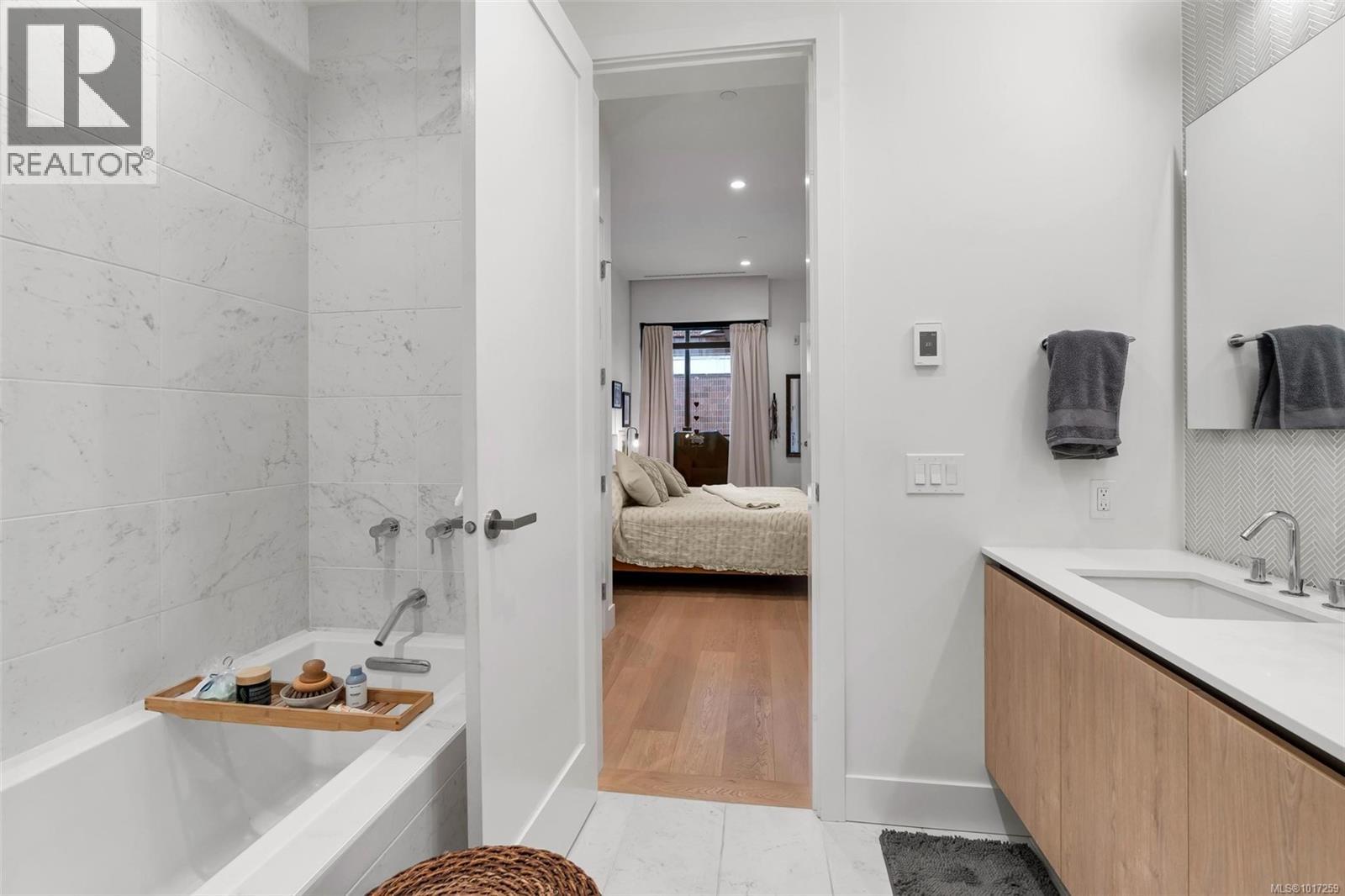 201 888 Government Street, Victoria