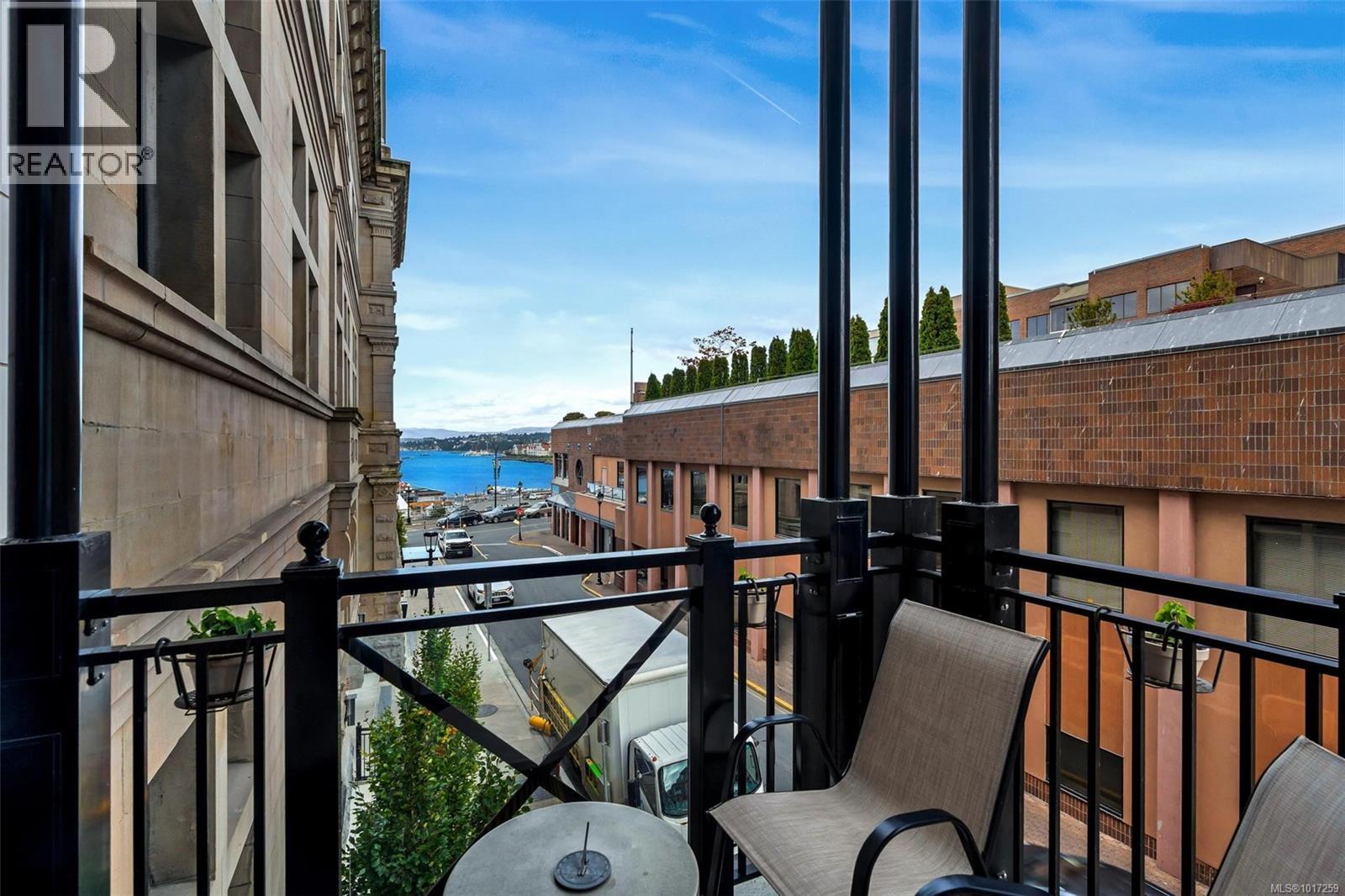 201 888 Government Street, Victoria