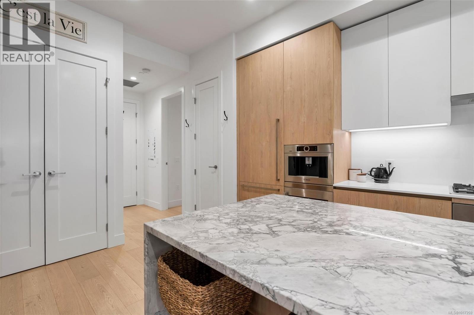 201 888 Government Street, Victoria