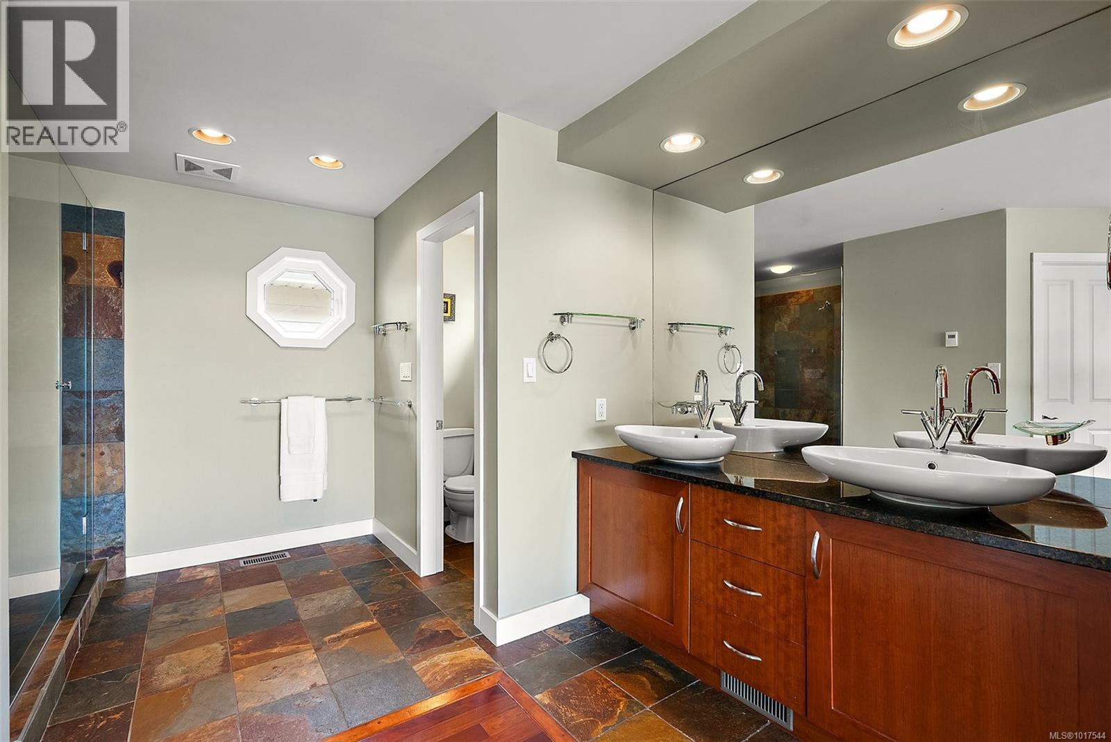  8 Lighthouse Lane, View Royal