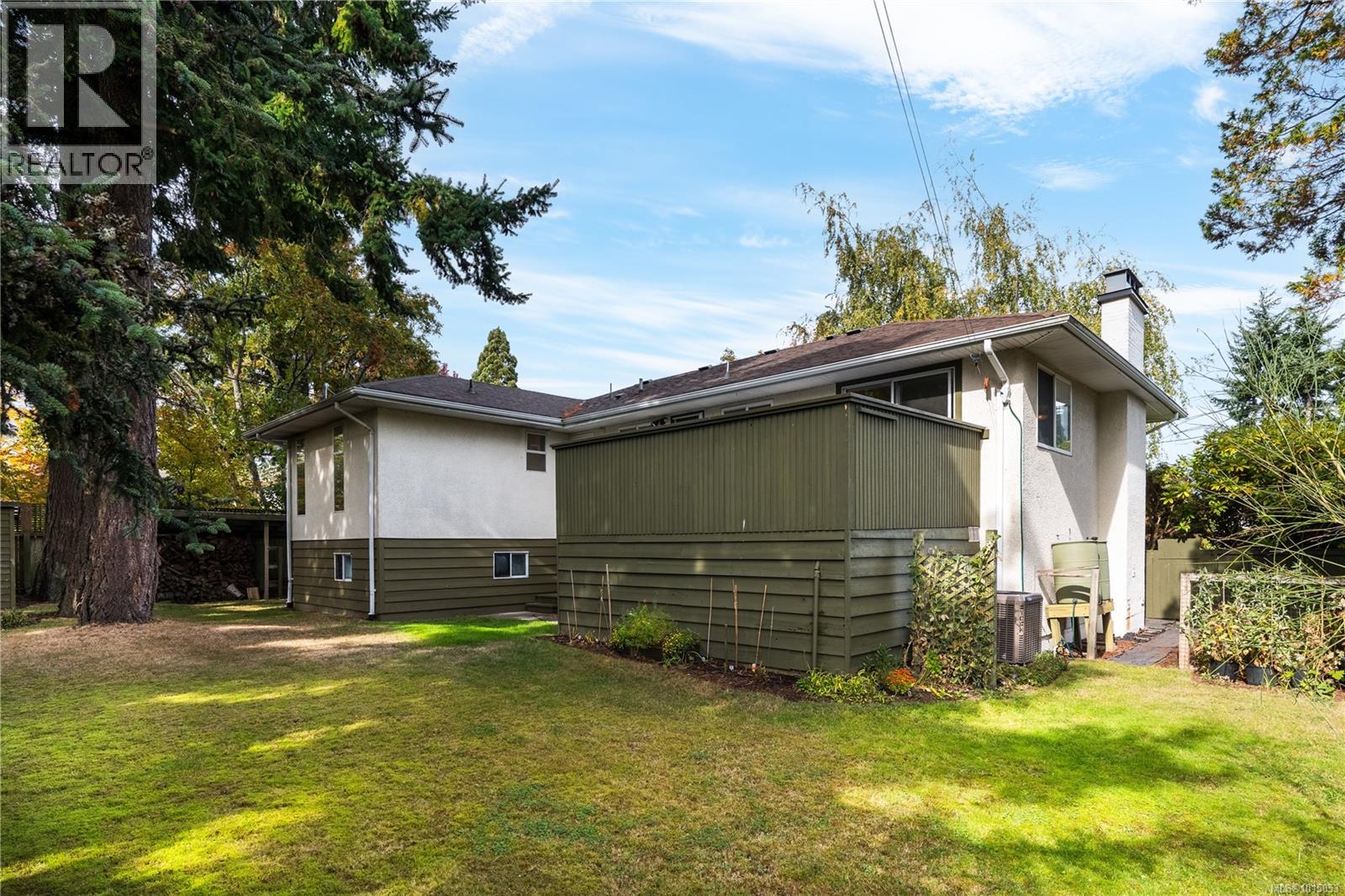  1835 Dunnett Crescent, Saanich