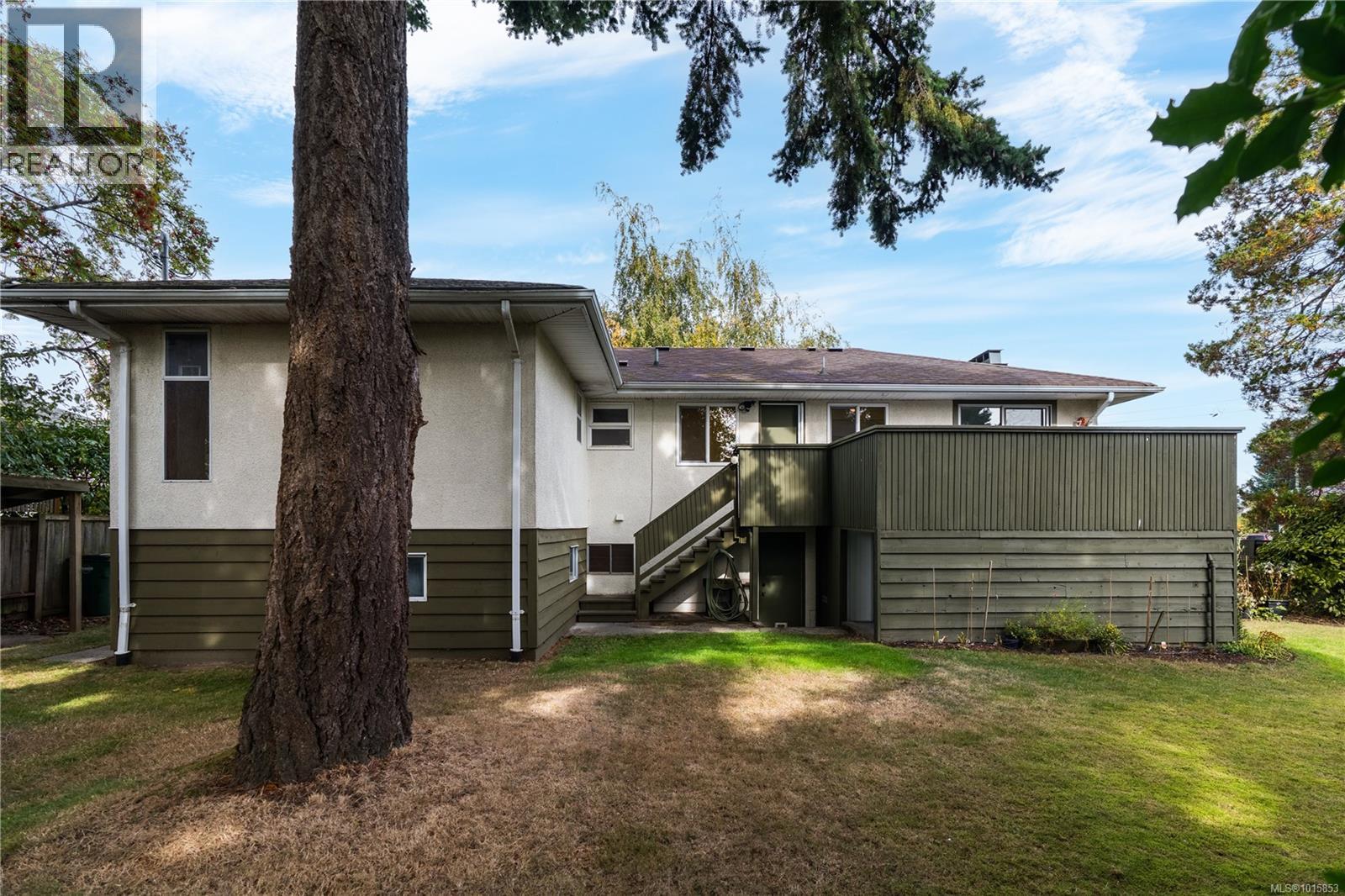  1835 Dunnett Crescent, Saanich