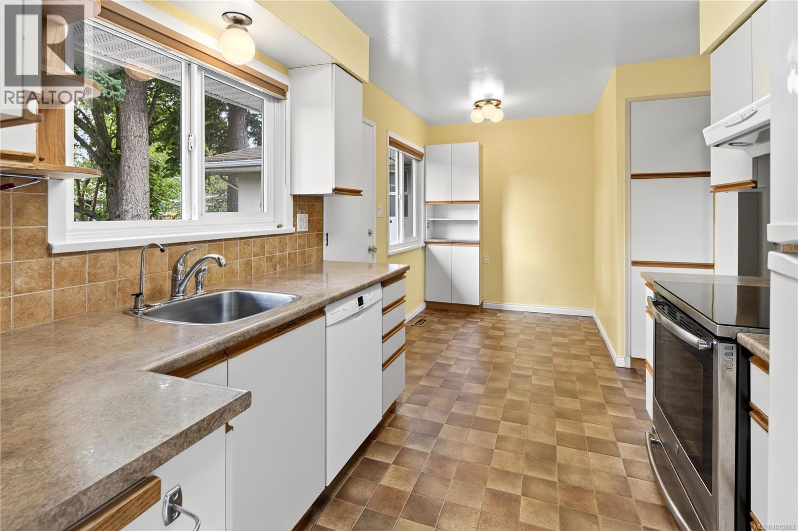  1835 Dunnett Crescent, Saanich