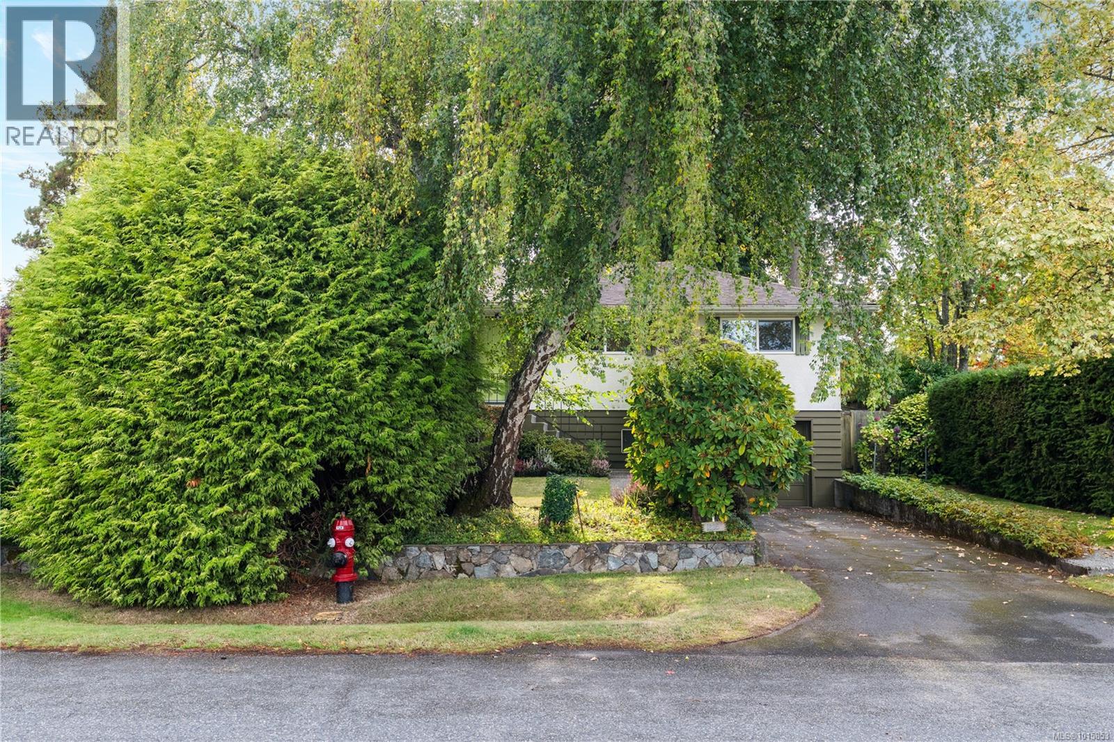  1835 Dunnett Crescent, Saanich