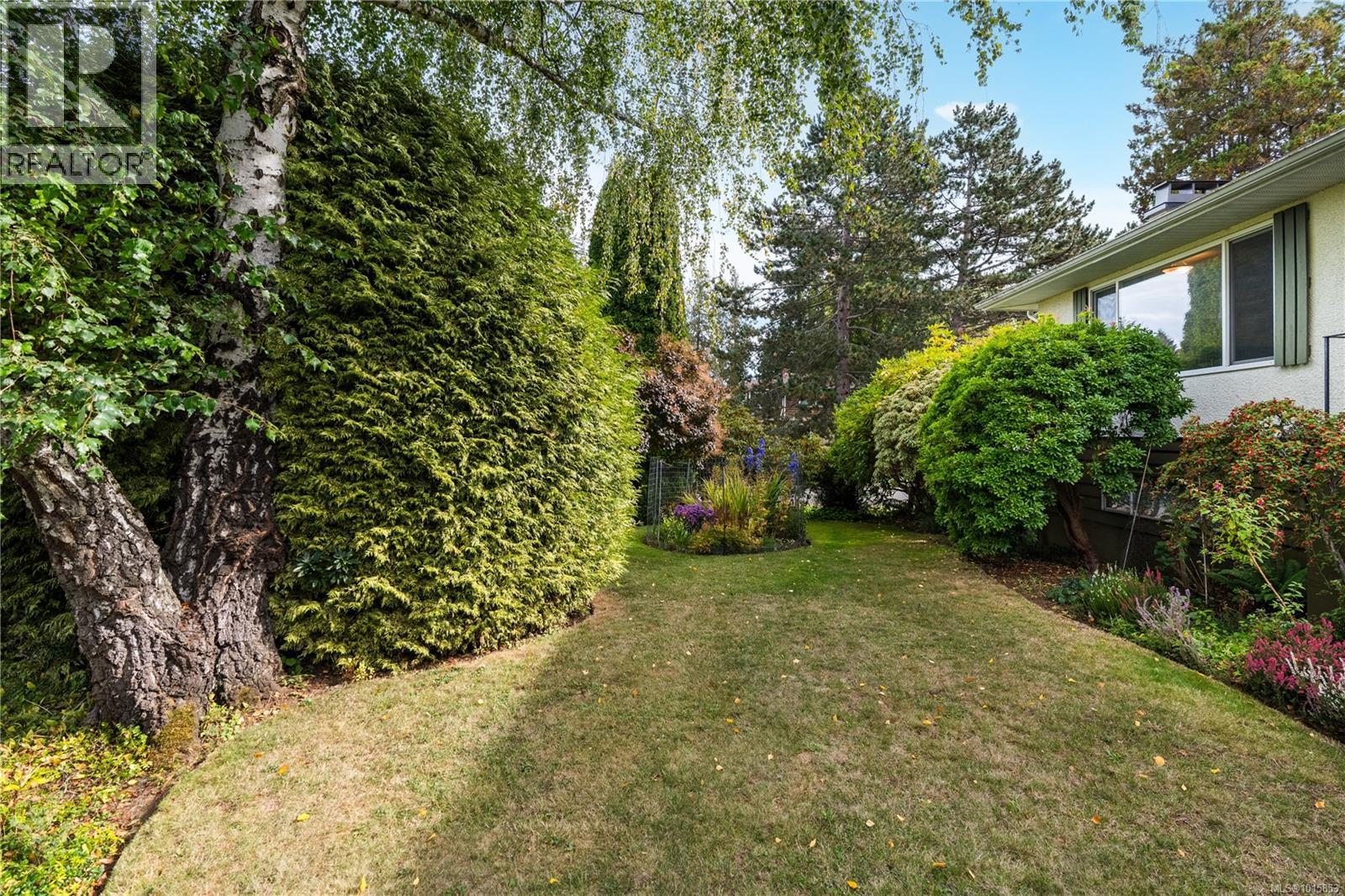  1835 Dunnett Crescent, Saanich