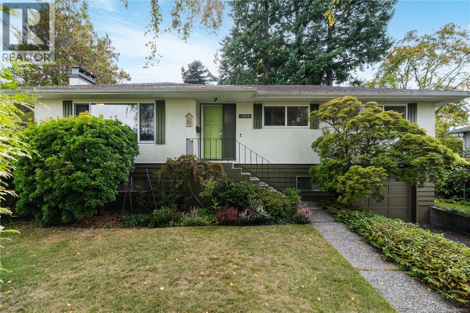  1835 Dunnett Crescent, Saanich