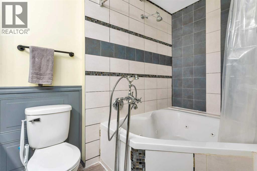 Single Family House Bi-level for Sale in  Glendale Boulevard Glendale Red Deer 