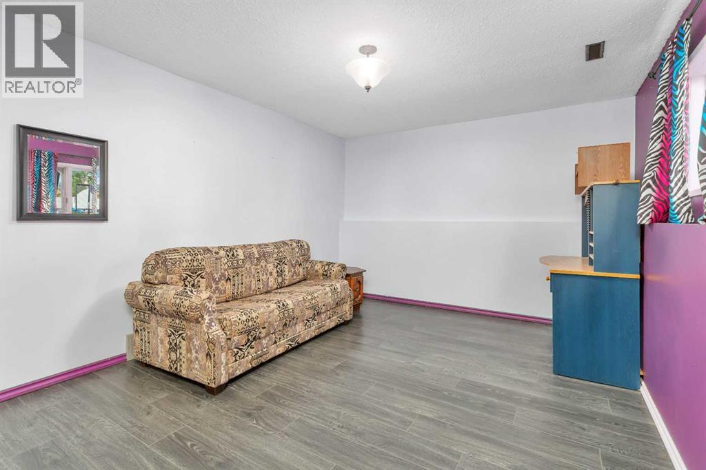 Single Family House Bi-level for Sale in  Glendale Boulevard Glendale Red Deer 