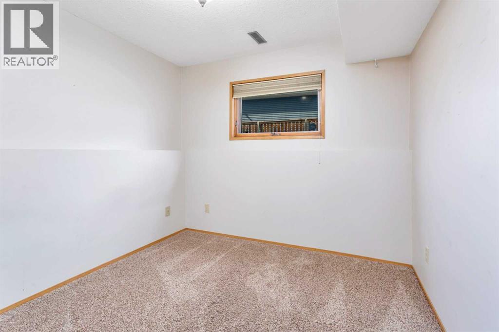 Single Family House Bi-level for Sale in  Glendale Boulevard Glendale Red Deer 