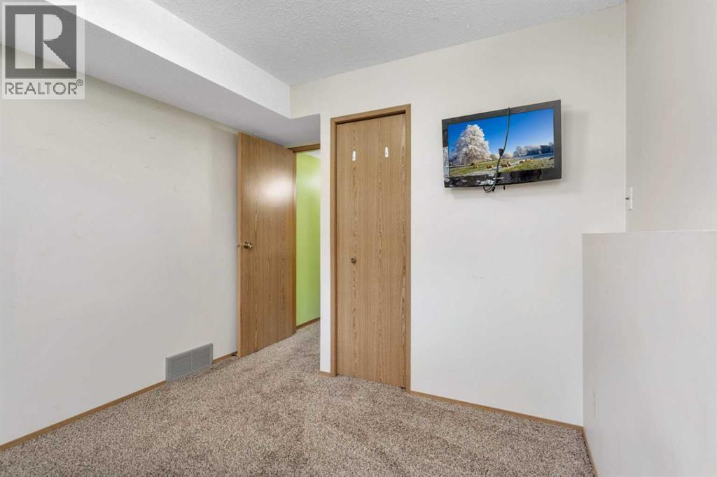 Single Family House Bi-level for Sale in  Glendale Boulevard Glendale Red Deer 