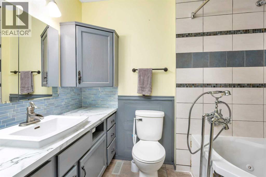 Single Family House Bi-level for Sale in  Glendale Boulevard Glendale Red Deer 